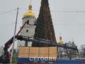 Тысячи игрушек и вертеп. В Киеве на Софийской площади почти украсили елку