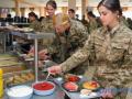 В учебном центре "Десна" военных кормят по-ресторанному