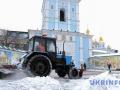 Киевские дороги чистят от снега уже 427 единиц техники