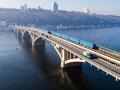 В Киеве начали обрабатывать мосты раствором против гололеда