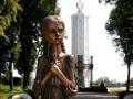 Надругательство над скульптурой возле музея Голодомора: Зеленский торопит с расследованием