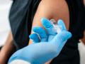 После COVID-вакцинации можно мочить место прививки - Минздрав