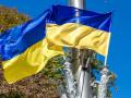В центре Киева мужчина разорвал флаг пополам - ему сообщили о подозрении