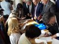 Депутаты в кулуарах подписывают присягу и получают удостоверения