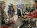 В аэропортах Грузии туристам снова начали дарить вино