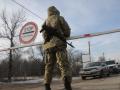Военные выстрелами остановили авто, прорывавшееся через блокпост на Донбассе, водитель погиб