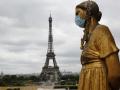 В Париже маски становятся обязательными на многолюдных улицах