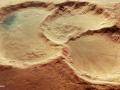 Межпланетная станция сделала снимок тройного кратера на Марсе