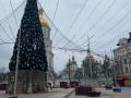 В Киеве демонтируют новогодние елки и праздничные локации