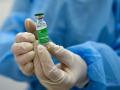 Остатки COVID-вакцины приходится утилизировать из-за жестких правил - врач