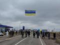 На админгранице запустили флаг Украины с посланиями для жителей оккупированного Крыма