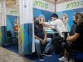 Израильские медики заявляют о высокой эффективности третьей COVID-прививки