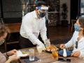 Пластикові «маски» працівників кафе та ресторанів не захищають від коронавірусу – МОЗ