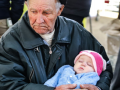 Відоме відео із соцмереж: В ЮНІСЕФ розповіли історію дідуся з онучкою в центрі для переселенців