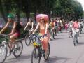 На шпильках и в платьях: в Кропивницком ко Дню матери устроили необычный велопробег