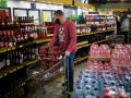 В Южной Африке люди выстроились в очереди в магазины и скупают алкоголь