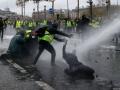 СМИ: Протесты во Франции переросли в настоящую революцию