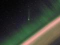 Комету Леонарда засняли на фоне полярного сияния