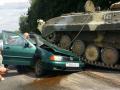 В Беларуси БМП раздавил авто