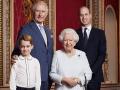 Фото дня: королева Елизавета II и трое ее наследников на праздничной открытке 
