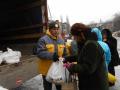 Пострадавшим в Украинске Штаб Ахметова оказывает помощь продуктами и лекарствами 