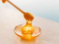 Стає отрутою під час нагрівання: цей та інші міфи про мед