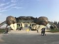 На берегу китайского озера Янчэн появилось здание в виде гигантского краба