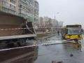 В Киеве автобус врезался в грузовик, пострадала женщина