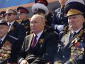 Путіна на параді оточили фейковими ветеранами війни – вони жодного дня не були на фронті