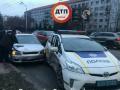 В Киеве такси врезалось в полицейскую машину, пострадали двое полицейских