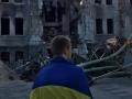 У Маріуполі хлопець вийшов на площу біля розбомбленого Драмтеатру з прапором України
