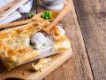 Закритий курячий пиріг з овочами та грибами: класичний англійський рецепт
