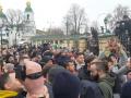 "Мерседес на ЗСУ": біля Києво-Печерської Лаври відбувається мітинг проти УПЦ МП 
