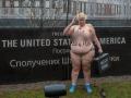 В Киеве Femen в образе Трампа разделась под посольством США