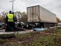В Киеве Mercedes въехал в грузовик: 22-летний водитель погиб