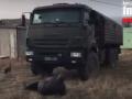 В Крыму протестующие жители кидаются под военные КАМАЗы