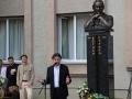 Богдану Ступке открыли памятник в родном селе на Львовщине