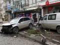 В центре Киева пьяный водитель разбил несколько авто и остановку