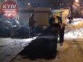 В Киеве коммунальщики укладывали асфальт на снег