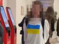 У Москві на дівчину напала перехожа через футболку з українським прапором