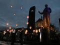 Во Львове запустили белые фонарики в честь Героев Небесной Сотни