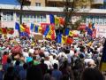 Протестующие в Кишиневе пришли к зданию партии молдавских социалистов и требуют отставки Додона