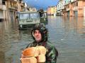 В Албании наводнение заставляет жителей покидать дома