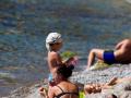 На пляже в Германии женщина перепутала ядовитый фосфор с янтарем