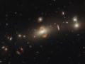 NASA показало фотографію галактики, яка викривляє простір та час