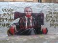 Немцы на граффити Путина в Берлине дописали «убийца» и «вор»
