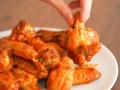 Візьміть крильця і приготуйте смакоту в духовці: простий рецепт курятини в глазурі
