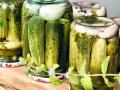 Чому вибухають банки з огірками та як врятувати консервацію: поради для досвідчених господинь