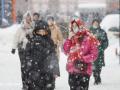 В низці областей сніжитиме, попереджають про ожеледицю на дорогах: погода на завтра