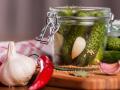 Ідеальний маринад для консервації огірків: скільки треба цукру, солі й оцту, щоб вийшли хрусткими